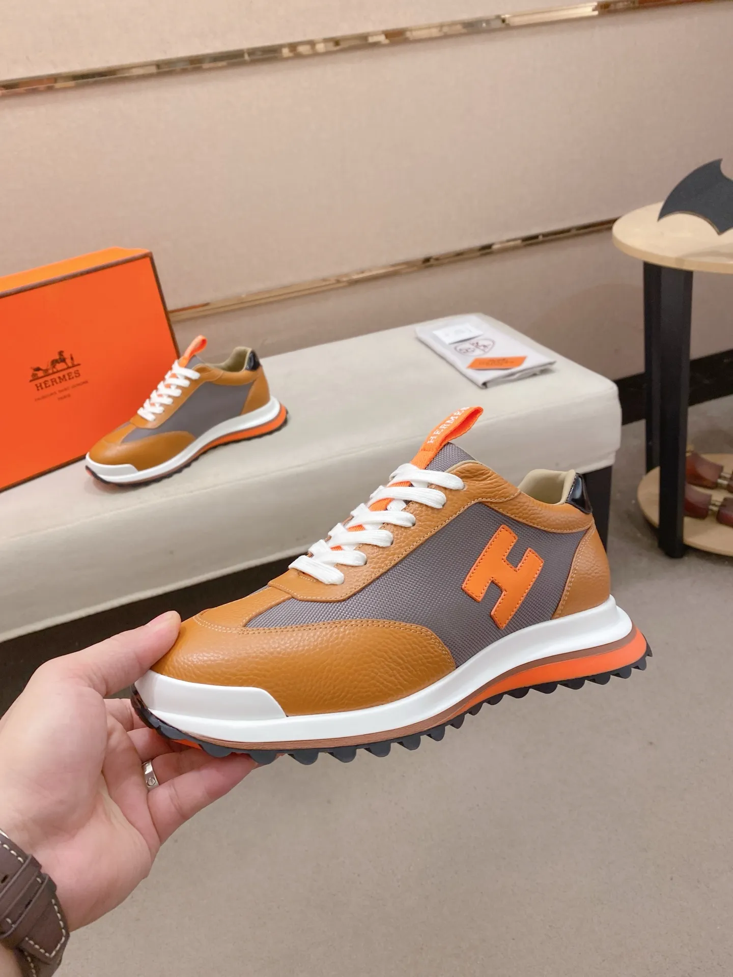 Men's shoes💰: 640💰HERMES/Hermes Leader sneakers! Tech twill, calfskin and suede goatskin sneakers featuring paneled multicolor twill, calfskin and suede. Lightweight geometric sole for a stylish urban look. Product details: White and orange rubber sole Black rubber sole with orange rubber insert Light natural leather insert White rubber toe cap Beige lambskin insole and lining Cotton strap, rubber lettering Sole height: 4cm Size: 38-39-40-41-42-43-44 (45.46 custom-made)